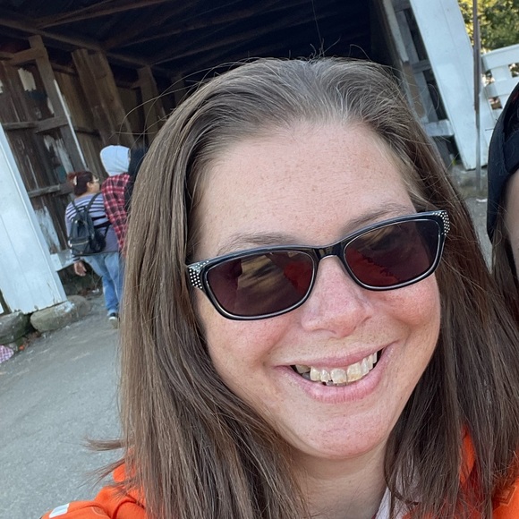 Meet your Posher, Leslie - Picture 2 of 3